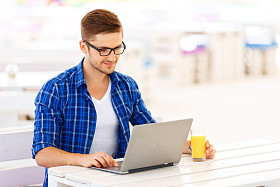 积极的自由职业者在笔记本电脑上工作