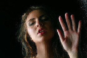 执行时，外面的成熟女大提琴家