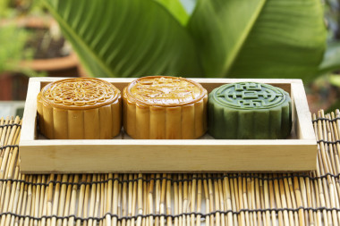 月餅在木托盤上