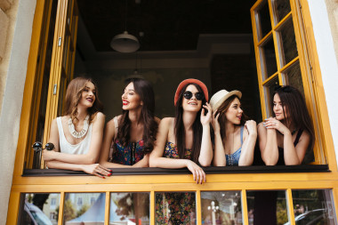 五个年轻漂亮的女孩照片