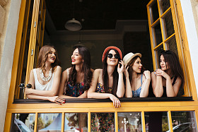 五个年轻漂亮的女孩照片