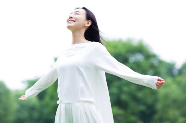 幸福的女人享受陽(yáng)光