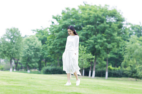 女孩在公园里散步图片