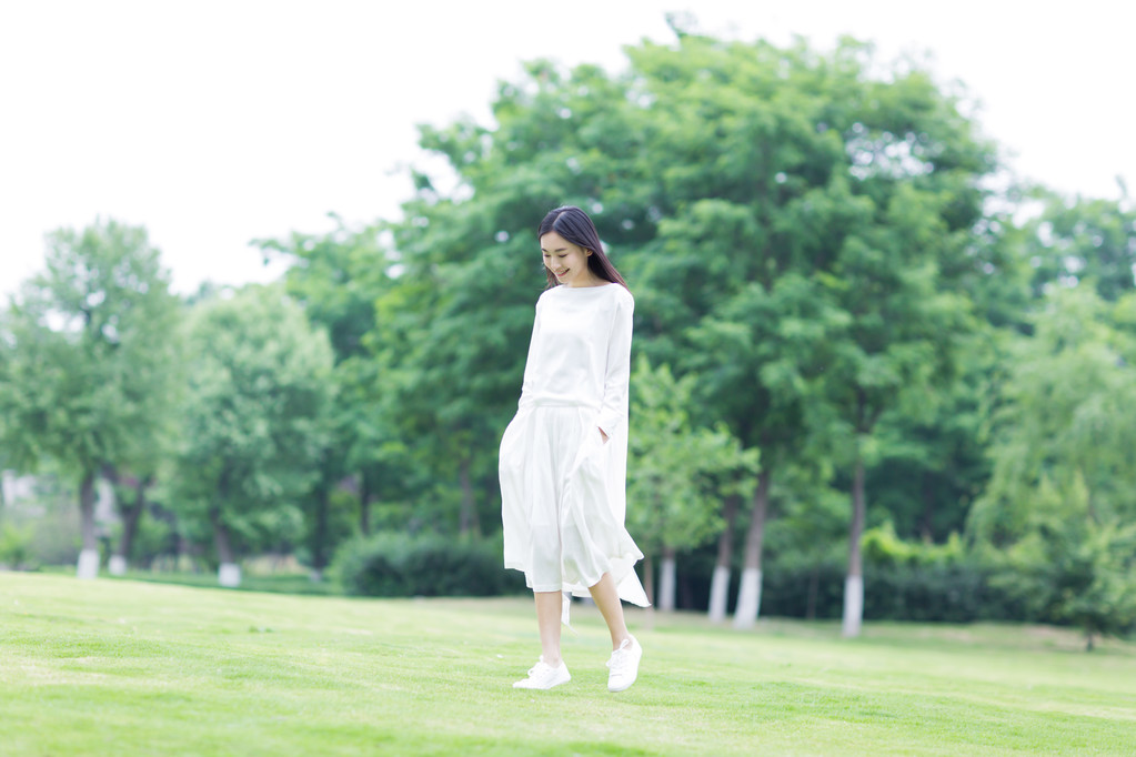 女孩在公园里散步图片