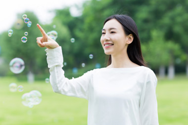 漂亮的女孩和七彩的泡泡圖片