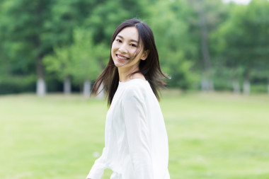 室外公園快樂的亞洲女孩圖片