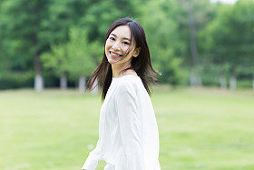 室外公园快乐的亚洲女孩图片