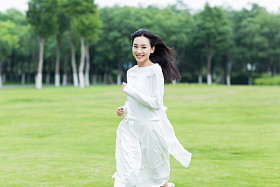 这个女孩是运