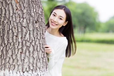 躲在树后面的女孩图片