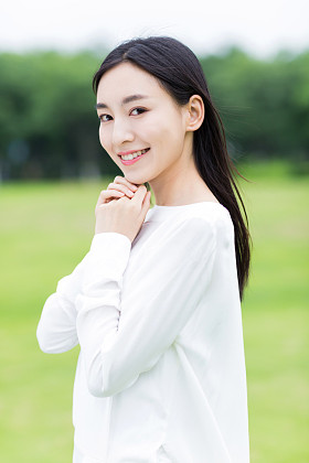 漂亮的中国女孩在公园里的笑容