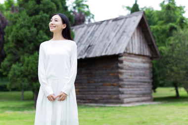 美丽青少年站在前面的小屋图片