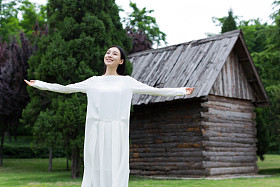 美丽青少年站在前面的小屋图片