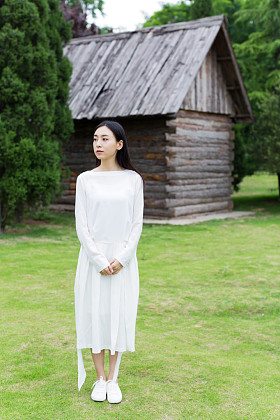 美丽青少年站在前面的小屋图片