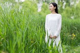 白衣服夏天在芦苇中的女人图片