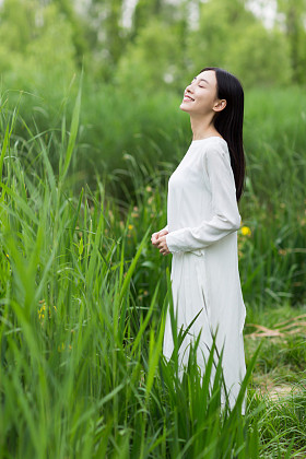 白衣服夏天在芦苇中的女人照片