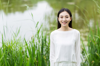 白衣服夏天在芦苇中的女人图片