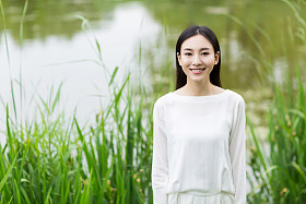 白衣服夏天在芦苇中的女人图片