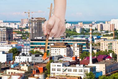 畫筆顏料建筑墻在城