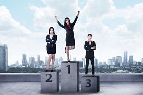 站在领奖台上的业务人图片