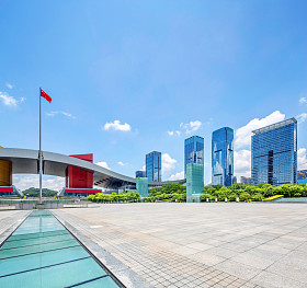 空的广场，与在中国深圳的一个里程碑