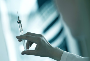 手中的注射器關(guān)閉被槍殺