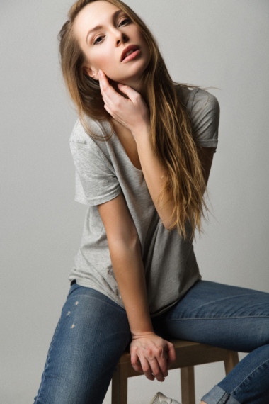 迷人的金發(fā)美女的肖像圖片