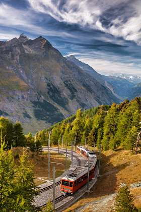 在瑞士阿尔卑斯山，瑞士采尔马特火车