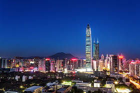 全景图的摩天大楼在现代城市的夜