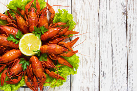 小龙虾在木制的背景图片