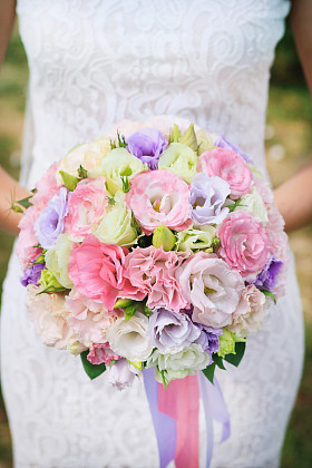 新娘捧花的桔梗图片