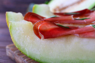 用木制的桌子，特寫(xiě)上帕爾馬火腿火腿蜜瓜