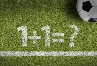 綠色的足球場照片