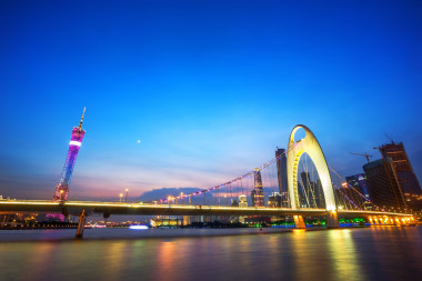 斜拉桥在一条河图片