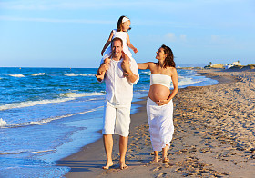 沙滩上的沙子走幸福的家庭图片