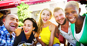 人在午餐户外概念