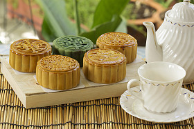 上的纸盒壶茶月饼图片