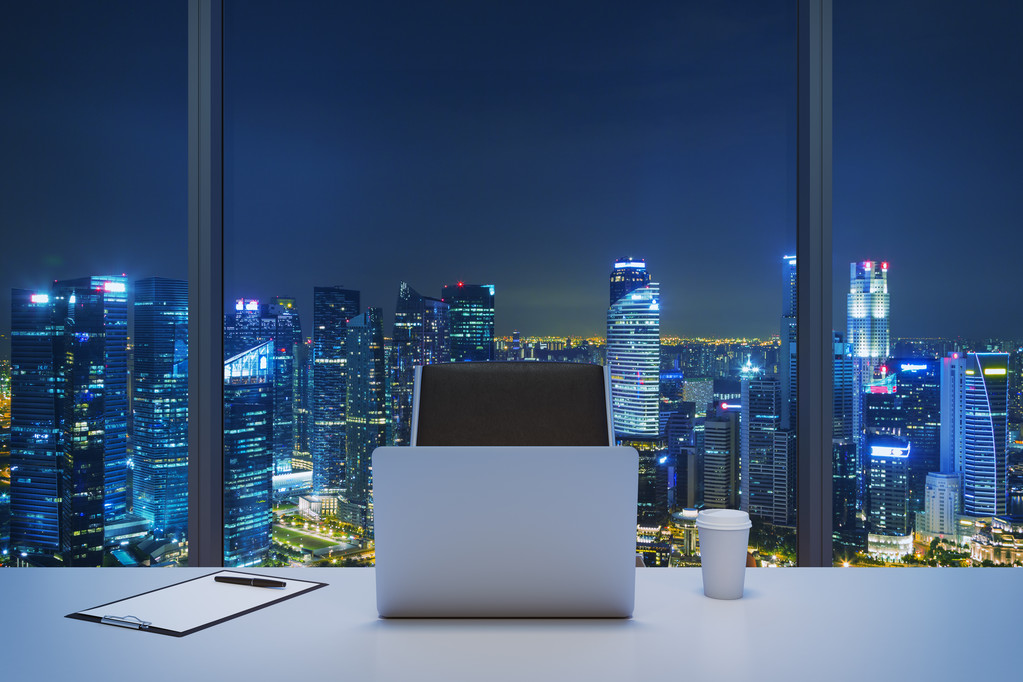一个工作场所在一个现代的全景办公室与纽约的夜景一张白色的桌子一把黑色的皮椅子笔记本电脑,写作