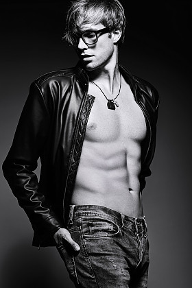 年轻英俊肌肉健美的男模特在摄影棚展示他的腹