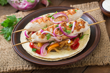 烤雞肉串配烤蔬菜圖片