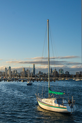 船在墨尔本天际线照片