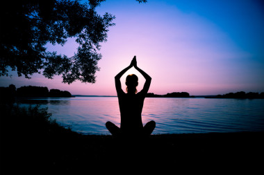 女人练瑜伽的剪影图片