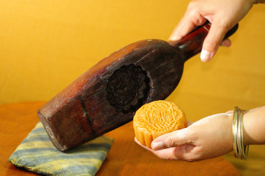 關閉的廚師都從模具中刪除月餅的手