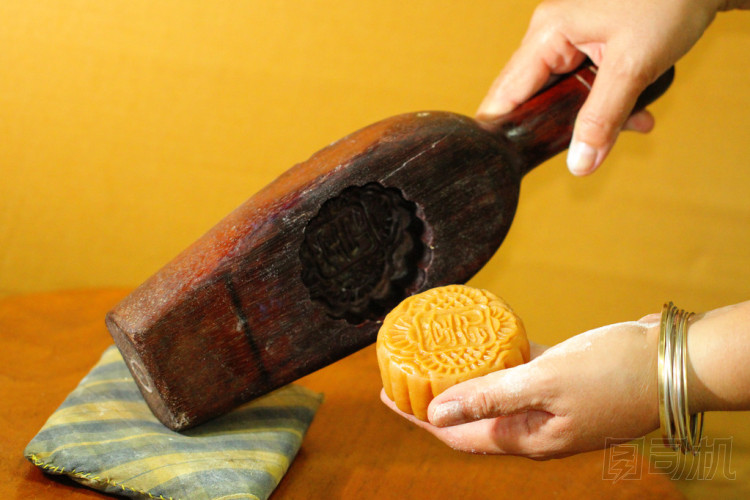 關(guān)閉的廚師都從模具中刪除月餅的手