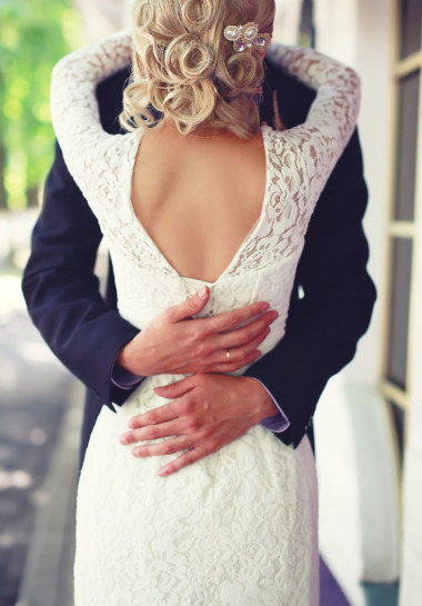 婚禮優(yōu)雅情侶擁抱，查看的背，蕾絲的婚紗
