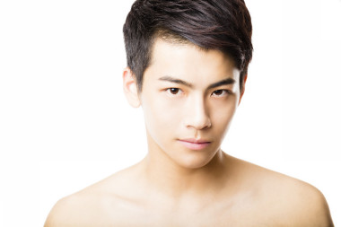 有魅力的年輕男子的肖像圖片