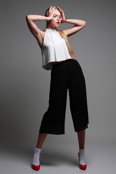 美丽的一张照片是女孩的在灰色背景，魅力时尚风