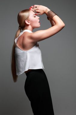 美丽的一张照片是女孩的在灰色背景，魅力时尚风