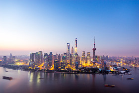 在中国城附近一条河在黄昏的摩天大