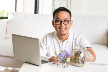 亞洲人使用互聯(lián)網(wǎng)的計(jì)算機(jī)圖片