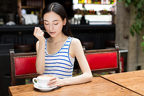 年轻漂亮的女人喝咖啡图片